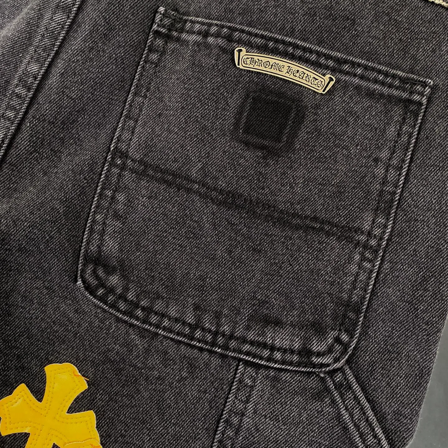 P270 CH Chromehearts yellow leather black denim overalls logging pants, price 34W level, patchwork cross pattern embellishment, washed jeans! ! An absolutely high-end luxury product, a 1.9W-level god-level single product, a super popular product, made by top heavy industry, a magic weapon that cannot be missed! [About Zangyin] This is an extremely luxurious fashion brand that can also be called the aristocracy of the high street. It has always been an exclusive brand for some hipsters or rich second generations. Compared with ordinary high streets, it is more luxurious and noble. Compared with luxury brands, it is more fashionable and individual. It has always been a brand that I have a special liking for. [Top heavy industry fashion design] Consistently high-street luxury style. Speaking of this style, the Zangyin family and GU family are definitely the leading representative brands. Especially the Zangyin family has really achieved a state-of-the-art effect in creating high-street style. The unique washed material is used to create this style. The color system is already quite eye-catching. After it is decorated with patchwork cross flowers, it cleverly highlights the charm of the brand. Secondly, this style uses classic The high-waist cutting design highlights the long legs and fashionable temperament of the upper body. The brand is highly recognizable and the slim fit configuration is more suitable for daily wear. It is a product that interprets personality, fashion, and specifications at a glance. This single product is enough to make any fan excited. It can be a white T-shirt for a youthful college style, or a tight suspender for a royal style. It has strong matching ability and can be easily controlled by men.  [Materials and craftsmanship] Needless to say, this point goes without saying. As an excellent craftsman brand, Zangyin’s requirements for details and craftsmanship are really perfect. The washed color of this model has gone through so many processes, not to mention the embellishment of denim appliques. It is also purely hand-made and sewn. Just like what they believe in, only hand-made things have soul and have the meaning of wear. A top-notch heavy-duty fashionable denim item, I look forward to your perfect interpretation! !  Color: black Size: 30-36